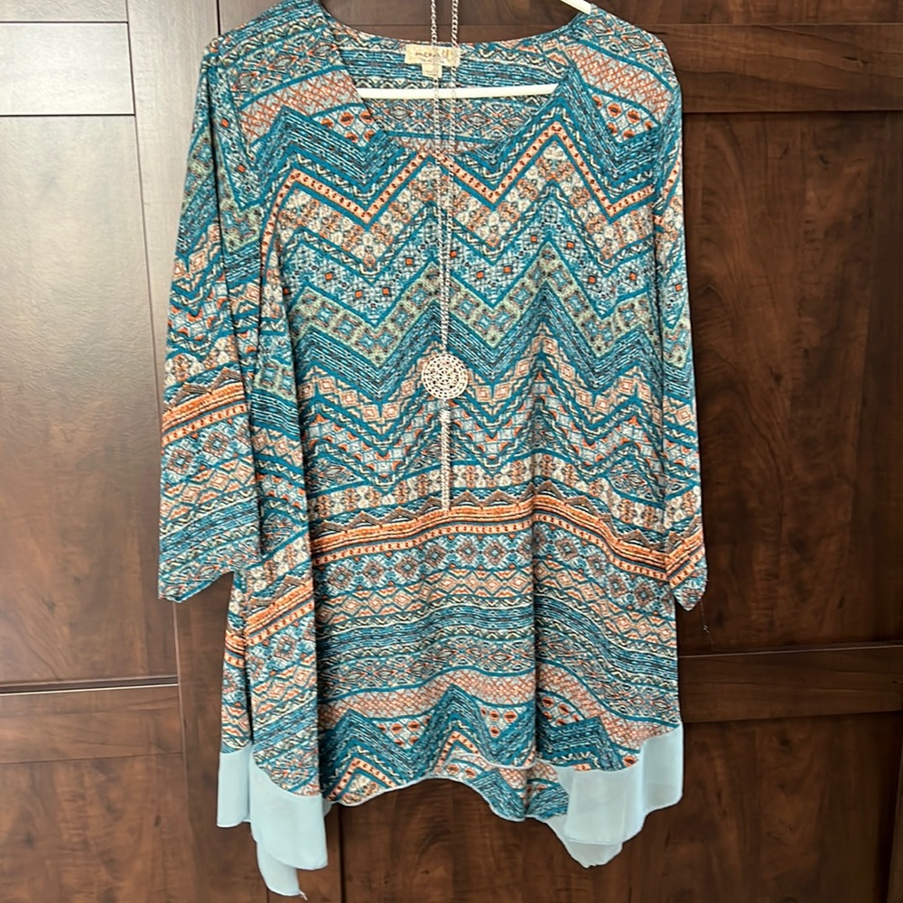3/4 sleeve teal and orange print top with necklace